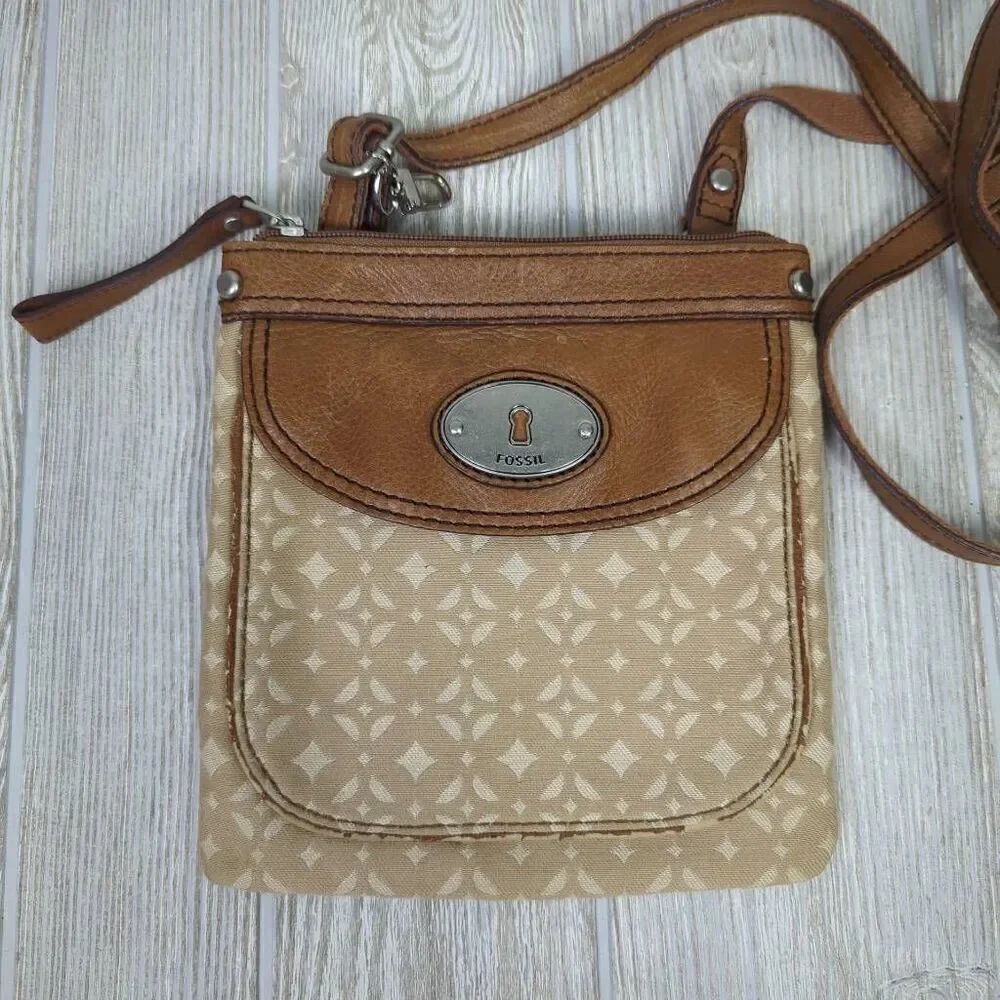 FOSSILโ'MADDOX' VINTAGE ZIP CLOSE CANVAS & LEATHER SMALL CROSSBODY HANDโBAG